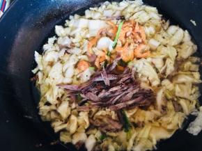 放入虾米、腊肠丝