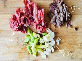 肉、肠切丝，葱切段