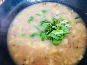 搅拌均匀煮开，放入韭菜和鸡精，就可以出锅了