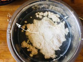 面粉和水倒在一起活成面糊