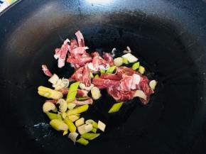 锅里放油倒入葱、肉丝炒香