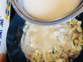 水煮开倒入调好的面糊