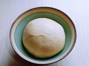 取出面团，揉圆，放入器具中。