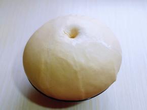 发酵好的面团是原来的两倍大，用手摁一下，不回缩，不反弹即为发酵完成。