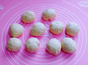 发酵好的面团分成10等份。，盖上保鲜膜松弛20分钟。