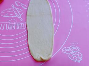 取一块面团，用擀面杖擀长舌状。