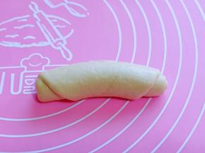 由上往下卷起，收口朝下。