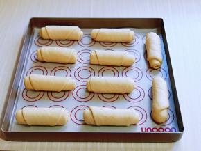 依次做完，放入模具中，并间隔距离，再次入蒸烤箱进行二发。