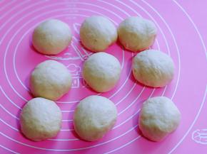 发酵好的面团分成9等份。，盖上保鲜膜松弛20分钟。