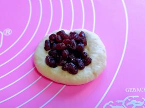 取一块面团，用擀面杖擀开，加入蜜豆馅，如包包子的手法包起来，收口捏紧。