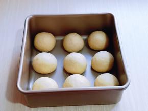 依次做完，放入模具中，并间隔距离，再次送入蒸烤箱进行二次发酵。