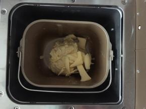 第一次搅拌结束后加入软化好的黄油，就可以不用管了