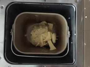 第一次搅拌结束后加入软化好的黄油，就可以不用管了