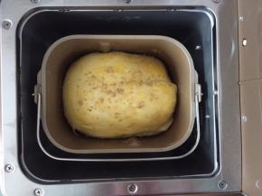 开始烘烤的时候，可以刷上蛋液，撒上白芝麻，也可以不刷