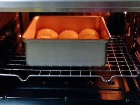 将模具入东菱烤箱中层。