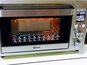 上下管160度烤20分钟，注意观察面包上色情况，上色后立即加盖一张锡纸。(时间及温度仅供参考，具体根据自家烤箱性能另定)