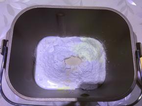 将黄油以上全部材料放入面包机中