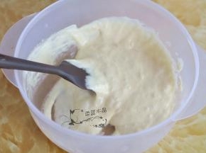 先制作波兰种。将金龙鱼面包用小麦粉、水、干酵母混合，室温发酵一小时后放冰箱冷藏12小时。