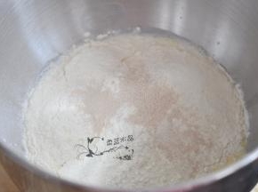 加入金龙鱼面包用小麦粉和干酵母，启动1档混合成面团。