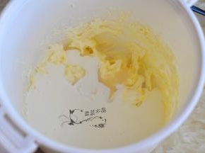 奶油奶酪软化后打发，加入淡奶油、炼乳，打发至表面有纹路。