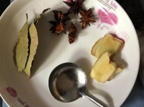 准备卤料，香叶八角清洗干净，生姜切片。