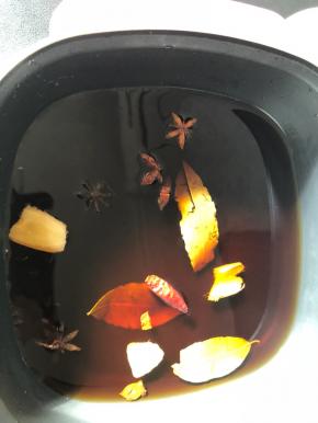锅里注入清水，加入一勺生抽，半勺老抽，一勺蚝油，香叶，冰糖，八角和姜片，滴几滴料酒，晃动锅子，让卤料混合。