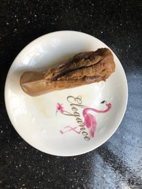 煮好的猪舌取出。