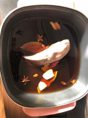 把猪舌整个放入锅里，大火煮沸。再开小火煮30分钟以上就可以了！可以让猪舌再泡个一个小时再取出。