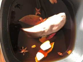 把猪舌整个放入锅里，大火煮沸。再开小火煮30分钟以上就可以了！可以让猪舌再泡个一个小时再取出。
