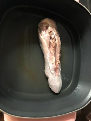 锅里放清水，加一点料酒和几片生姜，把猪舌放入大火煮沸。