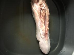 锅里放清水，加一点料酒和几片生姜，把猪舌放入大火煮沸。