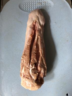 一个猪舌用热水清洗干净，去掉多余的白色的口筋等。