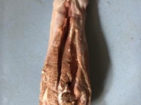 一个猪舌用热水清洗干净，去掉多余的白色的口筋等。
