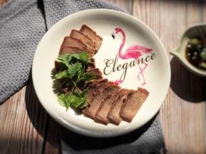 调一点料汁，摆上盘子就可以了！