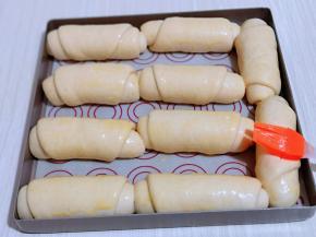 取出发酵好的面包胚，刷上蛋液。