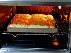 将烤盘入东菱烤箱中层。