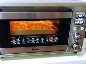 上管165度，下管160度烤20分钟，注意观察面包上色情况，上色后立即加盖一张锡纸。(时间及温度仅供参考，具体根据自家烤箱性能另定)



1