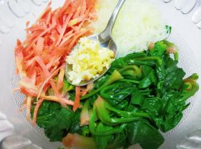 放进容器放姜蒜末