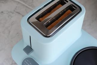 烘烤成色调在2度，压下多士炉按钮，开始烘烤。