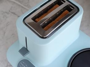 烘烤成色调在2度，压下多士炉按钮，开始烘烤。