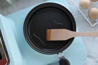 趁烤吐司片的时候开始煎鸡蛋，早餐机平底锅洗净擦干，倒入少量的植物油。
