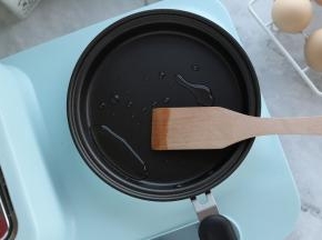 趁烤吐司片的时候开始煎鸡蛋，早餐机平底锅洗净擦干，倒入少量的植物油。