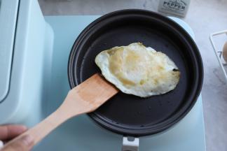 用早餐机配套的木铲翻面，煎至鸡蛋两面金黄色。