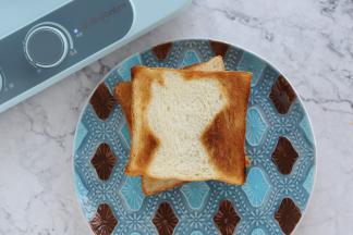 取出烤好的吐司片。