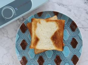 取出烤好的吐司片。