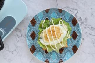 取那片没有佩琪的吐司片，放上生菜、鸡蛋，挤上沙拉酱。