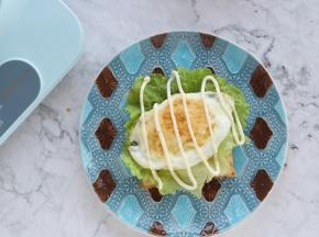 取那片没有佩琪的吐司片，放上生菜、鸡蛋，挤上沙拉酱。