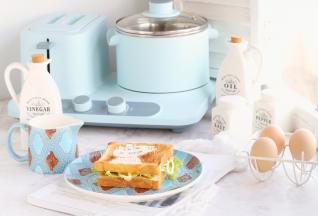 盖上佩琪吐司片，再用锅热一杯牛奶，营养美味的早餐就做好了。