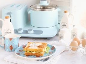 盖上佩琪吐司片，再用锅热一杯牛奶，营养美味的早餐就做好了。