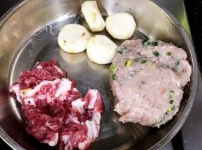 鱼胶我买了现成的，你也可以买鱼肉回来剁。